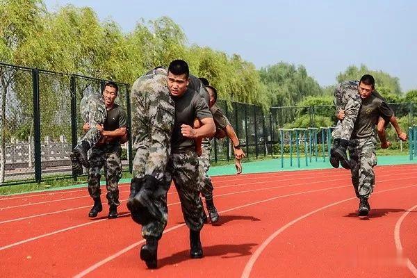关于豪强在擂台上交锋，鏖战正酣的信息